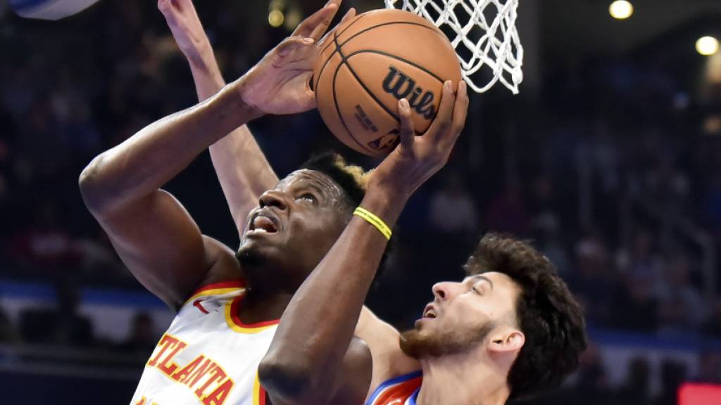 Clint Capela (links) unterlag mit den Atlanta Hawks nach vier Siegen in Serie den Oklahoma City Thunder