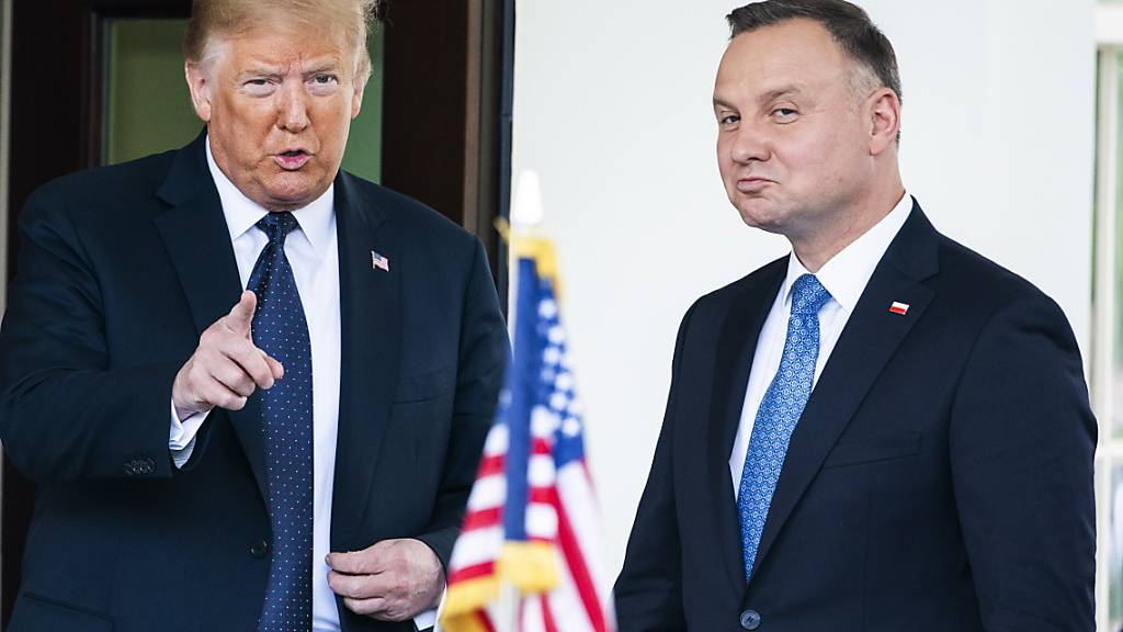 US-Präsident Donald Trump (links) verspricht dem polnischen Präsidenten Andrzej Duda (rechts) eine Verstärkung der Truppen in Polen. Ein Teil der Truppen, die heute in Deutschland stationiert sind, soll nach Polen verlegt werden.