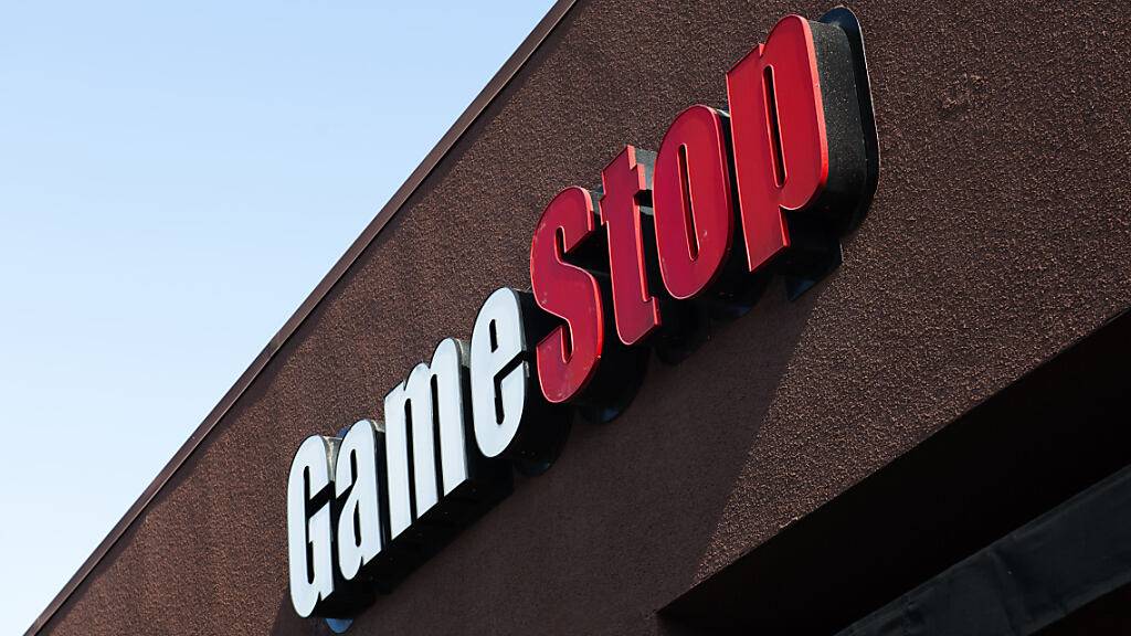 ARCHIV - Das GameStop-Logo ist über einer ihrer Filialen angebracht. Der Videospielhändler Gamestop, der im Januar durch extreme Kurskapriolen am Finanzmarkt für Aufsehen sorgte, muss sich einen neuen Finanzvorstand suchen. Foto: Pat Mazzera/SOPA Images via ZUMA Wire/dpa