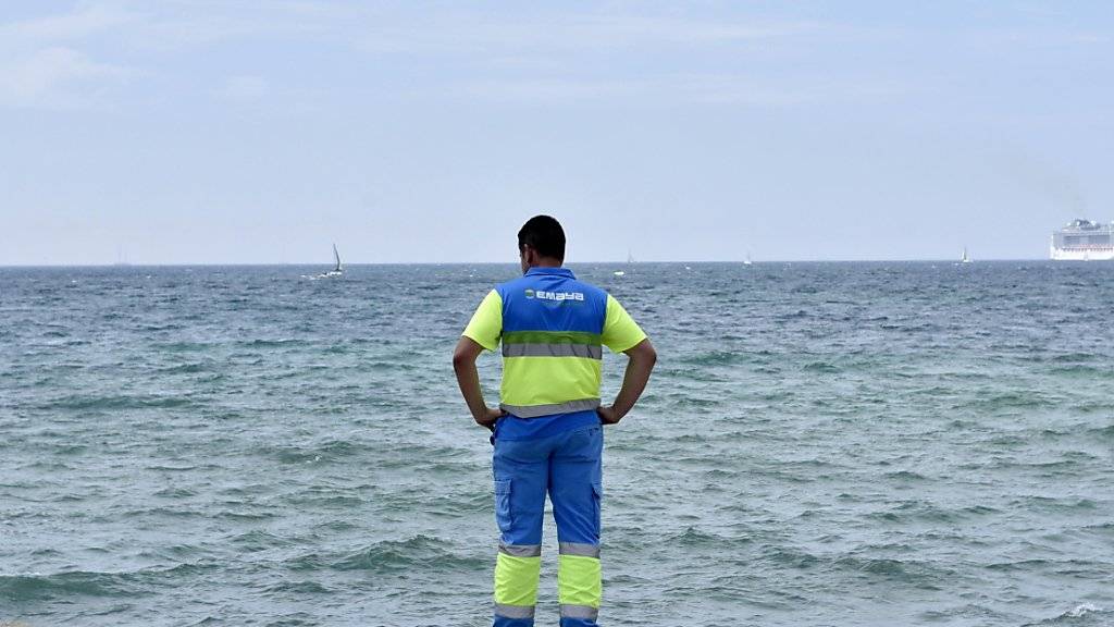 Auf der Suche nach den giftigen Quallen: Ein Räumungsmitarbeiter mustert den Strand bei Molinar, einem Viertel von Mallorcas Hauptstadt Palma.