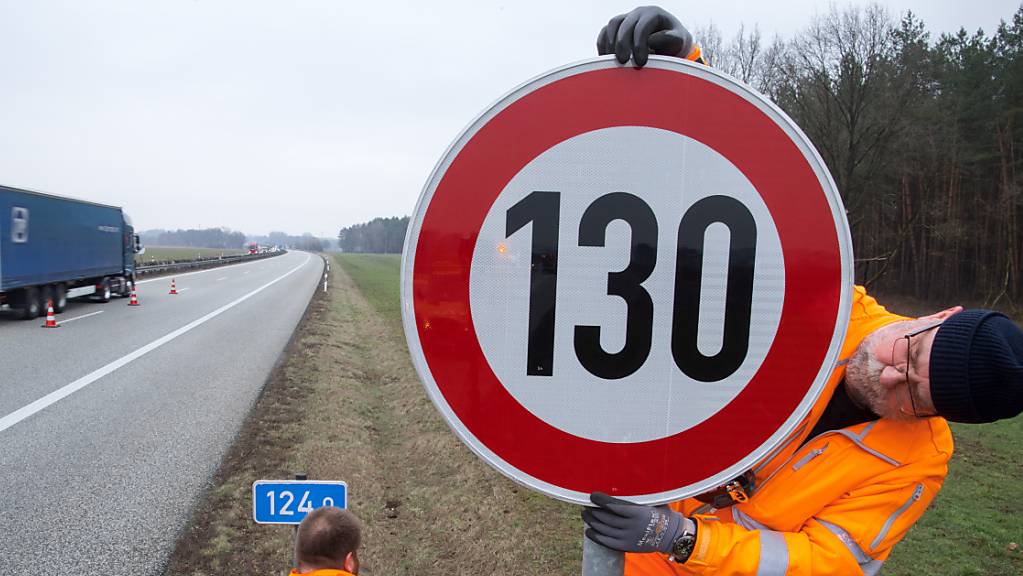 Auf deutschen Autobahnen wird es auch künftig kein generelles Tempolimit geben. Der Vorschlag einer Höchstgeschwindigkeit von 130 Stundenkilometern ist im Bundesrat gescheitert. (Symbolbild)