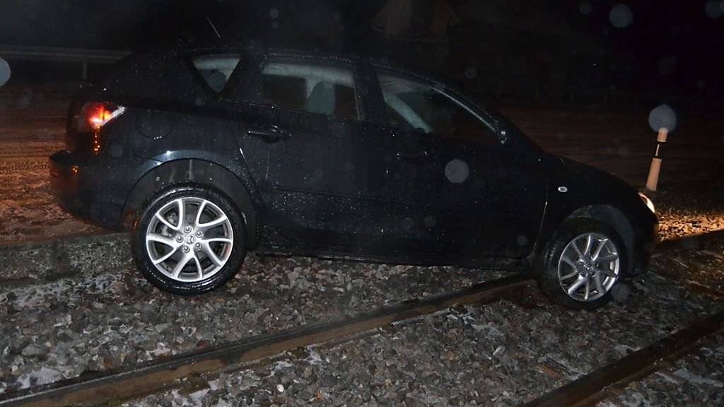 Bei einem Selbstunfall ist ein 29-jähriger Autolenker in Teufen AR auf den Gleisen der Appenzellerbahnen gelandet.