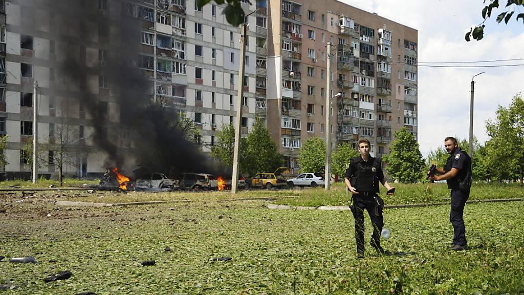 Polizeibeamte inspizieren den Ort einer Explosion nach einem russischen Raketenangriff auf ein Wohnviertel in der ostukrainischen Region Charkiw. (Archivbild)