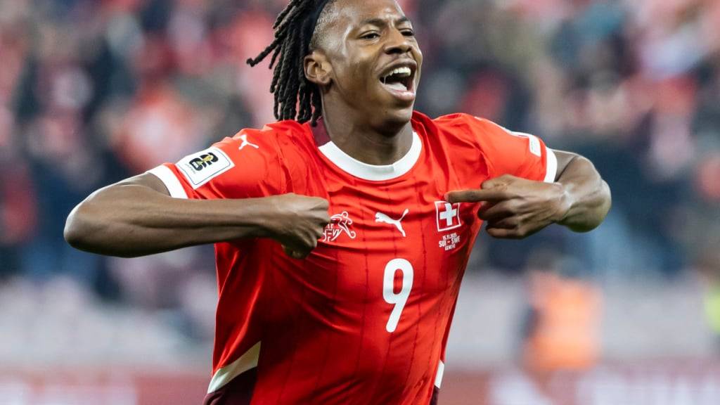 Johan Manzambi bejubelt seinen Treffer im Heimspiel gegen Schweden