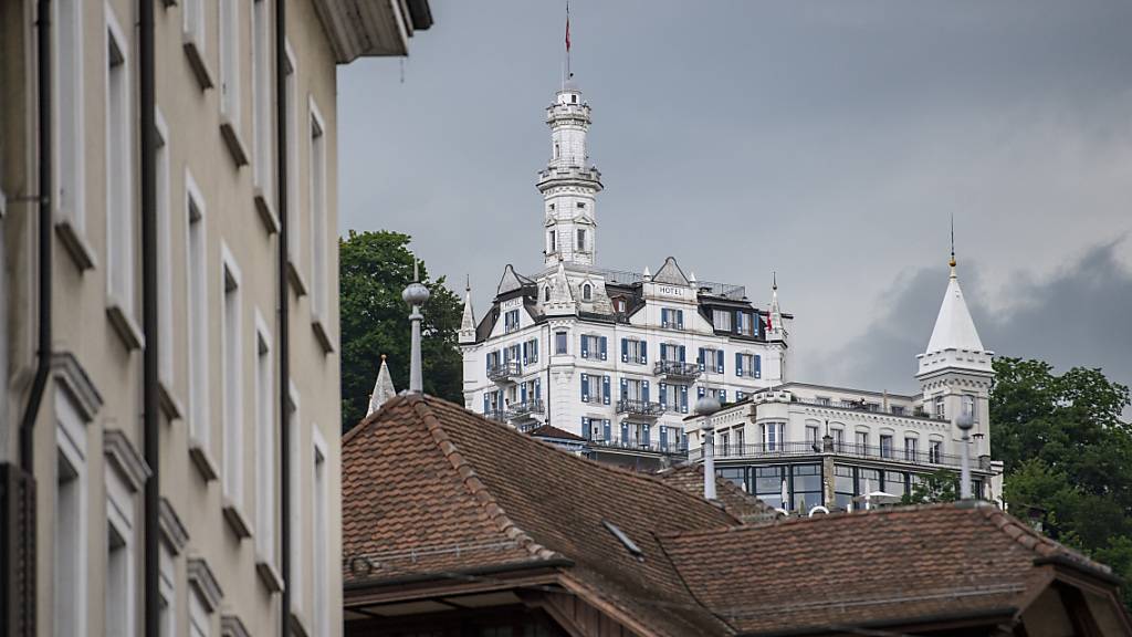 Das Schlosshotel Gütsch über der Stadt Luzern wird im Januar wiedereröffnet. (Archivbild)