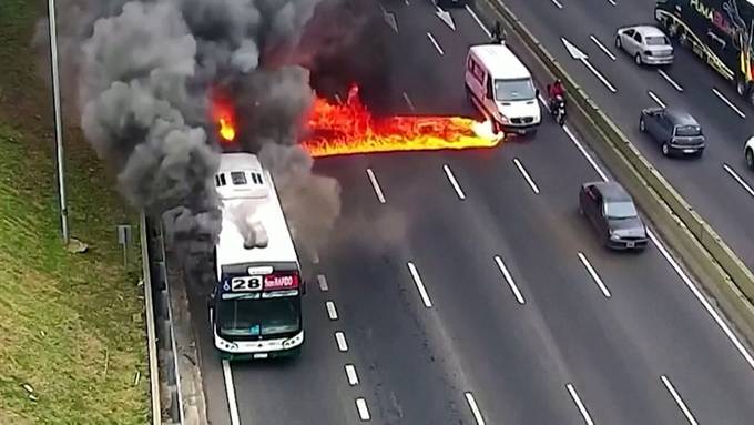 Dramatisches Video zeigt, wie Bus innert Kürze komplett ausbrennt