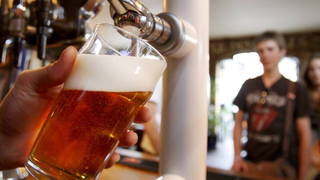 In Grossbritannien müssen wegen geschlossener Pubs insgesamt fast 50 Millionen Liter Bier vernichtet werden. (Archivbild)