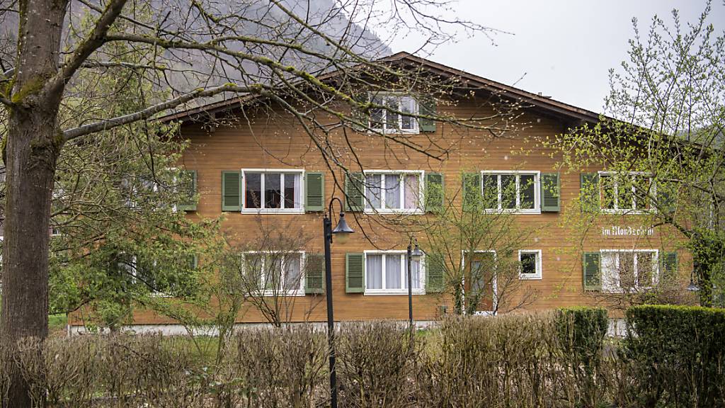 Das Hotel Krone in Giswil OW dient als Kollektivunterkunft für Flüchtlinge. (Archivbild)