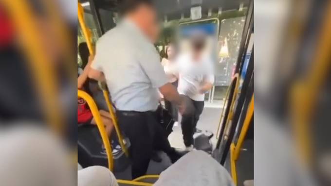 Chauffeur schmeisst Fahrgast rabiat aus dem Bus