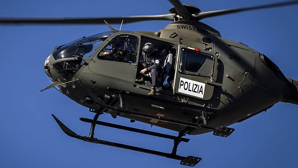 Bei einer weiteren Suchaktion noch eine Leiche im Maggiatal gefunden: Polizeihelikopter im Tessin.