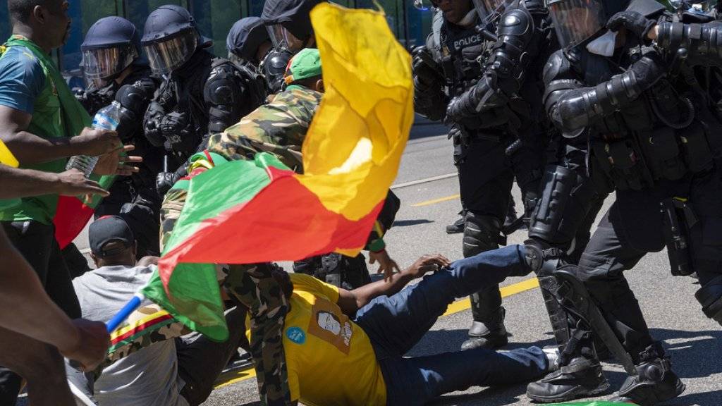 Rund 250 Personen protestierten vergangenen Samstag in Genf gegen den Präsidenten Kameruns. Dabei kam es zu Auseinandersetzungen zwischen Gegnern und Befürwortern des Staatsoberhaupts des westafrikanischen Landes. Die Genfer Sicherheitskräfte setzten daraufhin Wasserwerfer und Tränengas ein.
