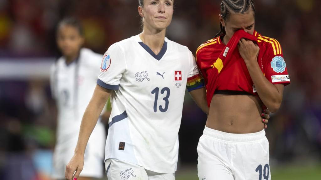 Stolz und Enttäuschung in einem Bild: Captain Lia Wälti (links) und Iman Beney nach der Viertelfinal-Niederlage gegen Spanien