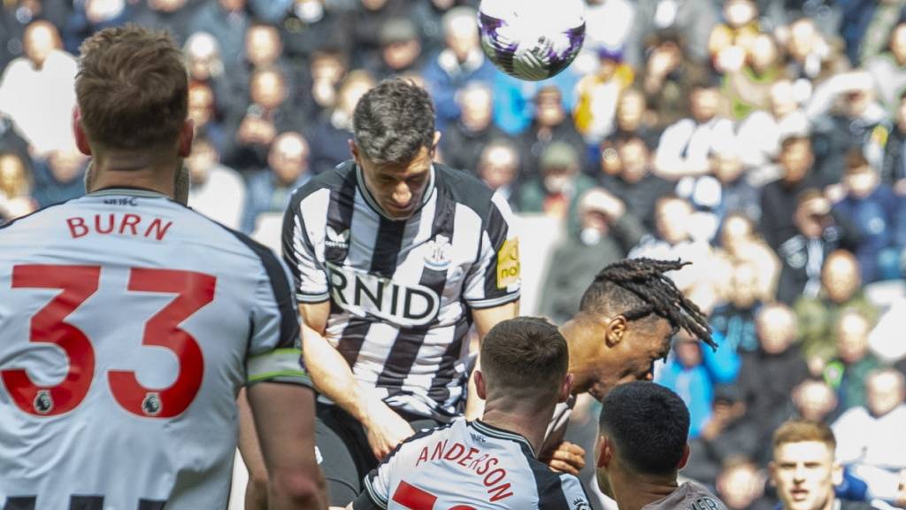 Fabian Schär trifft kurz vor dem Ende per Kopf zum 4:0 für Newcastle gegen Tottenham