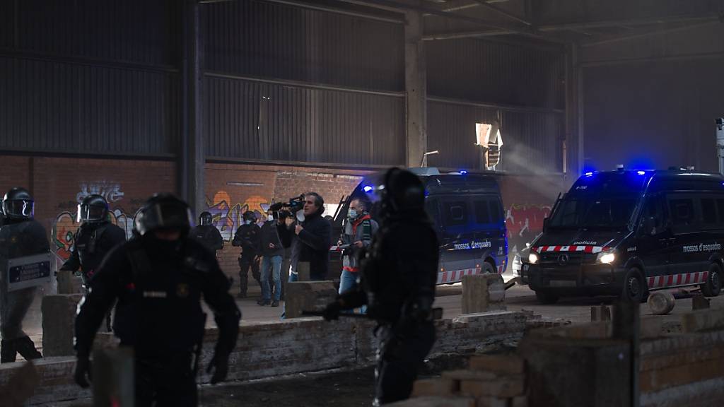 Mitglieder der Mossos D'Esquadra, der Regionalpolizei von Katalonien, sind im Einsatz bei der Räumung einer illegalen Rave-Party. Foto: Lorena Sopena/EUROPA PRESS/dpa