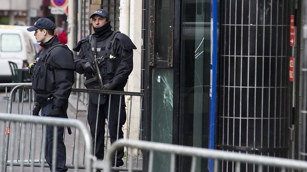 Polizisten vor einer Pariser Polizweiwache. Der Ausnahmezustand in Frankreich nach den Anschlägen von Paris ist laut der französischen Justiz konform. (Archiv)