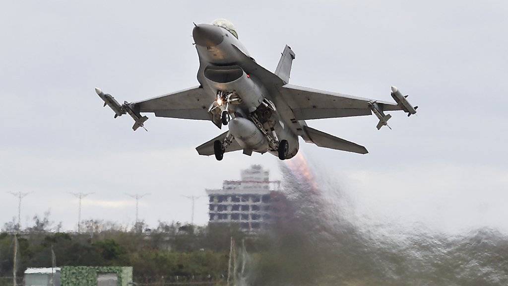 Ein in den USA gefertigter F-16-Kampfjet bei einem Übungsflug im Osten Taiwans. (Archivbild)