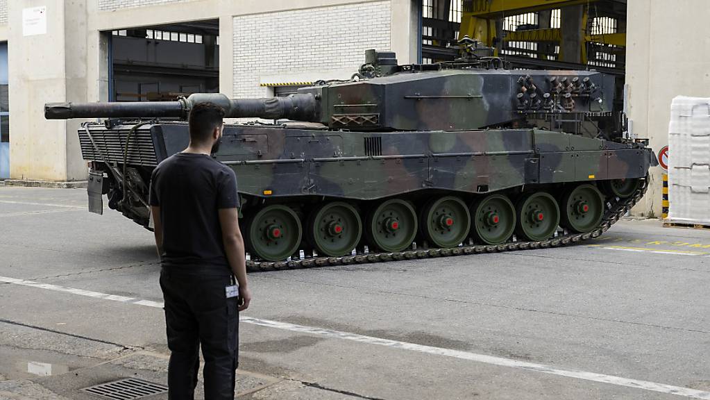 25 Kampfpanzer des Typs Leopard 2 A4 werden nach Deutschland exportiert.