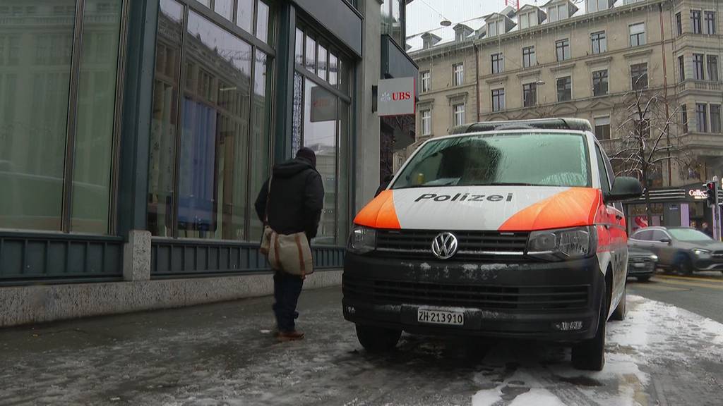 Polizei nimmt bewaffneten Mann in Zürcher UBS-Filiale fest