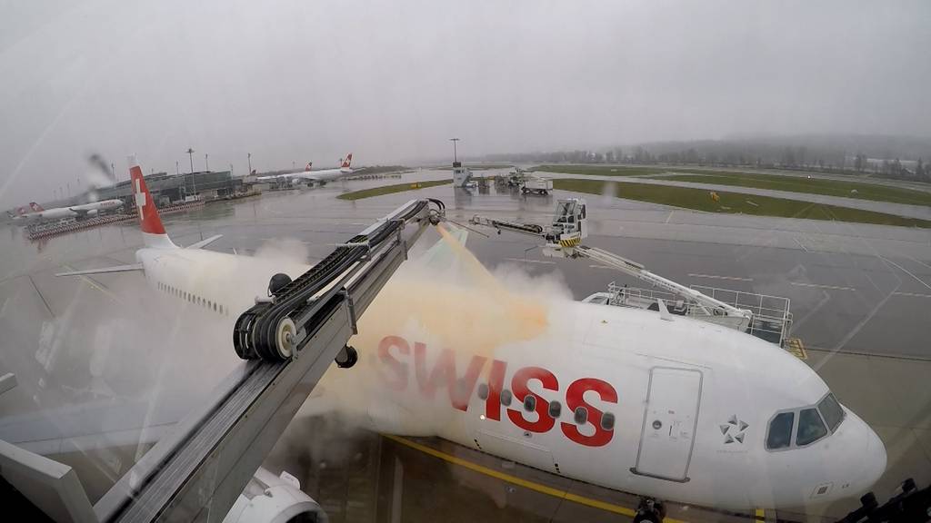 Schnee-Überraschung hält Flughafen Zürich auf Trab