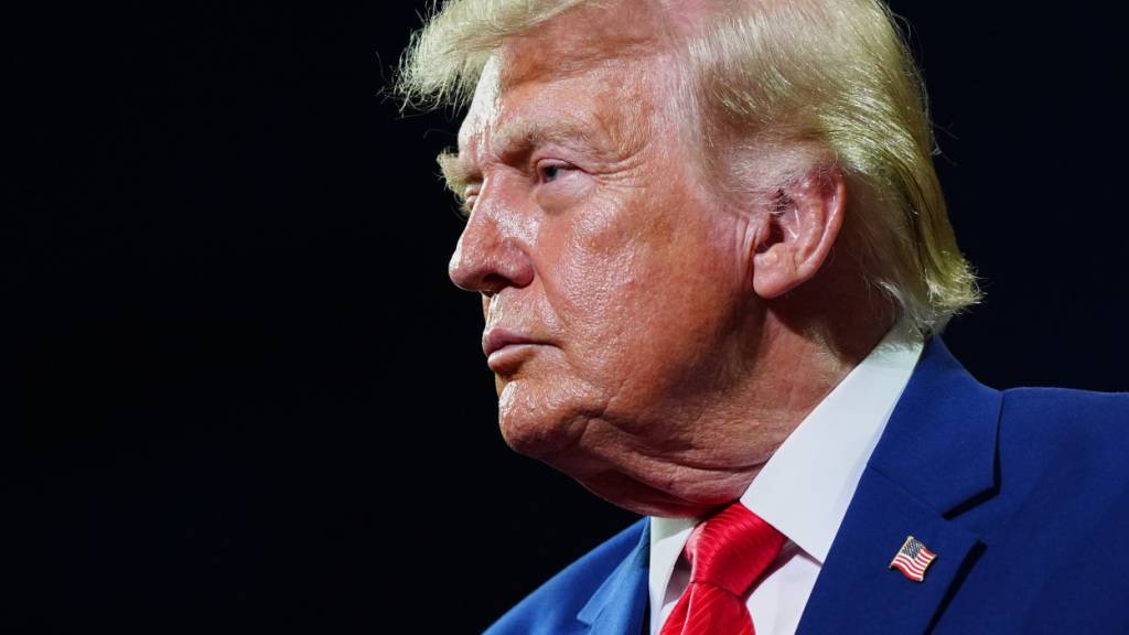 US-Präsident Donald Trump hält an der Wheeler High School eine Rede. Foto: Julia Demaree Nikhinson/AP/dpa