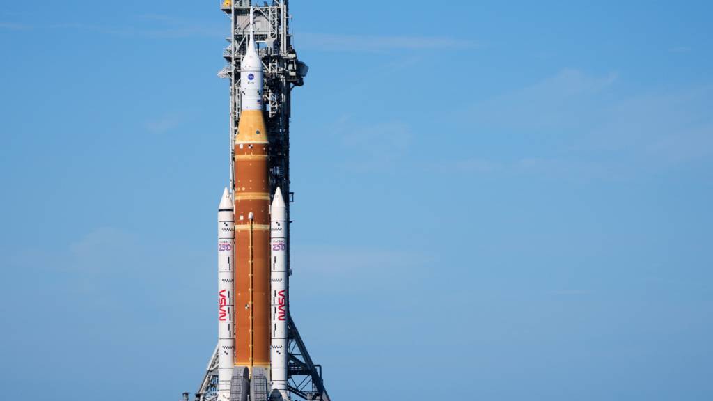 ARCHIV - Die neue Mondrakete der Nasa, Artemis II (Archivbild). Foto: John Raoux/AP/dpa