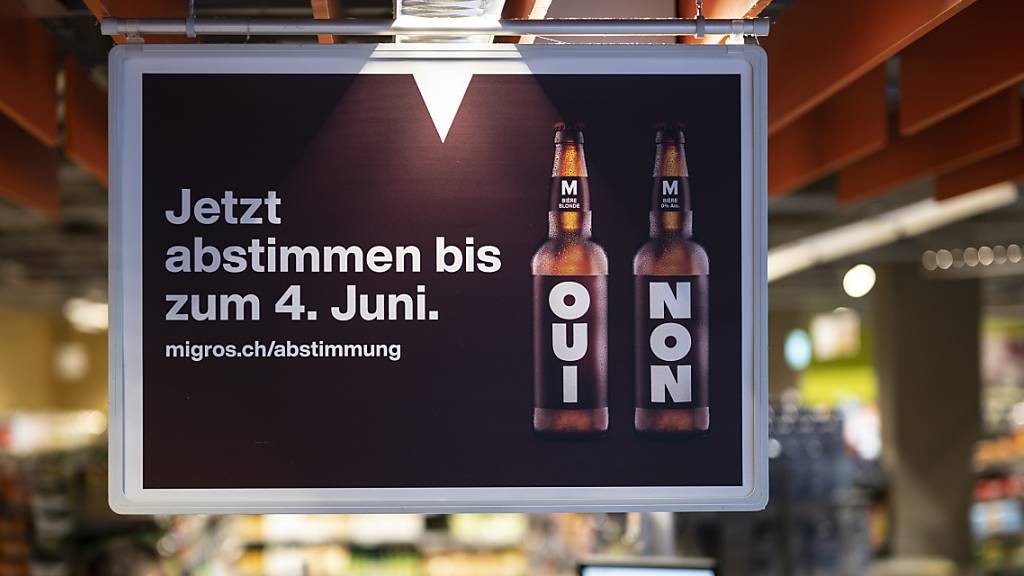 Die Migros verkauft auch in Zukunft keinen alkoholischen Getränke: Die Stimmenden aller zehn Genossenschaften haben sich gegen den Verkauf von Alkohol in den orangen Läden ausgesprochen. Das Nein war teils wuchtig. (Archivbild)
