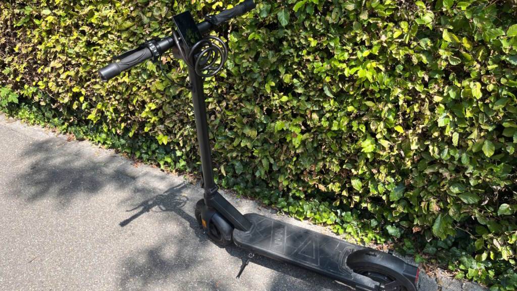 Die Fahrerin des E-Trottinetts ist beim Einbiegen auf eine Strasse mit einem Auto kollidiert.