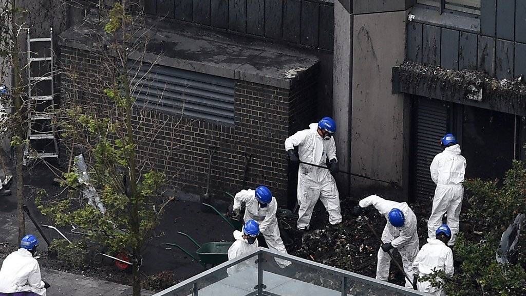 Aufräumarbeiten nach dem Hochhaus-Brand in London. Die Suche nach den Opfern ist laut der Polizei abgeschlossen. (Archiv)
