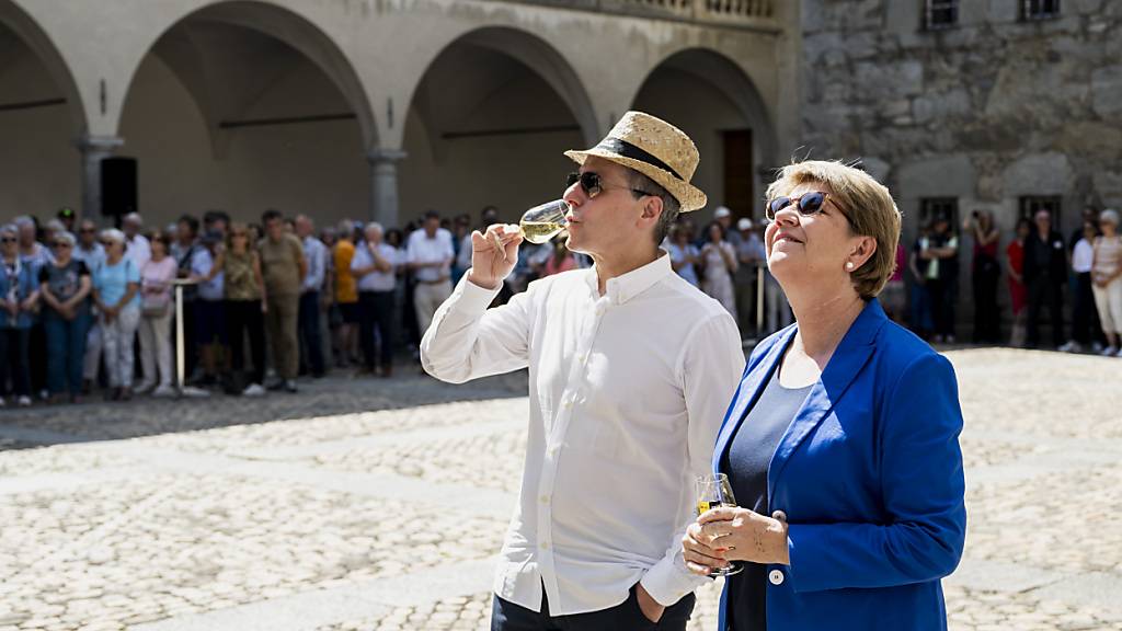 Auf dem Sprung in die Ferien: Aussenminister Ignazio Cassis und Bundespräsidentin Viola Amherd auf der Bundesratsreise im Wallis. (Archivbild)