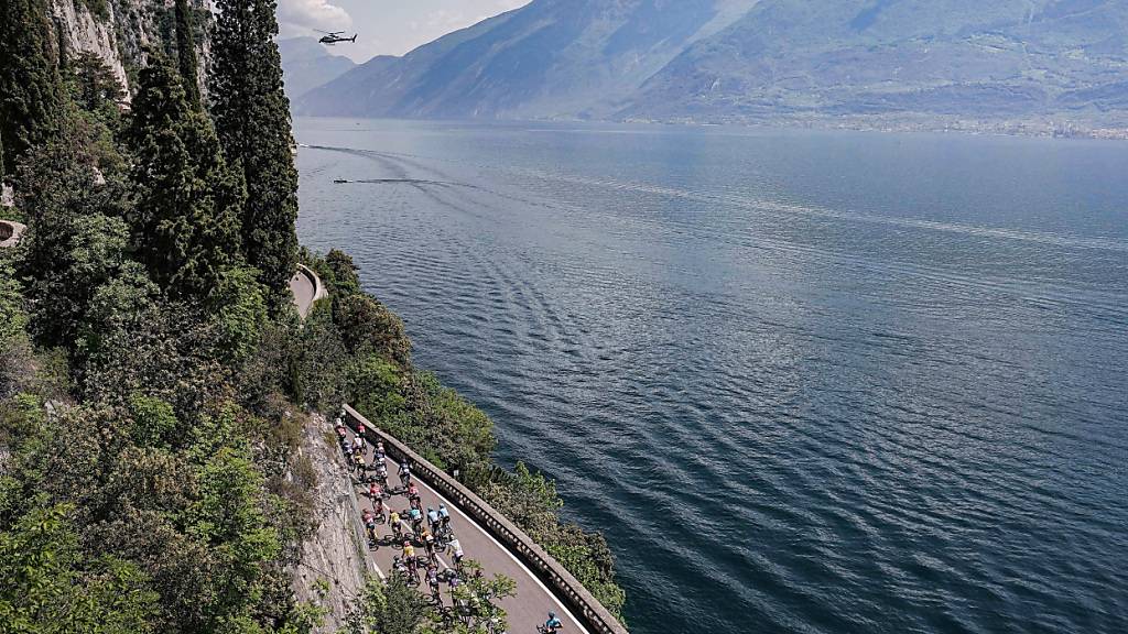 ARCHIV - Eine Gruppe von Radfahrern bei der 16. Etappe des Giro d'Italia 2023 am Gardasee. Der See ist derzeit so voll wie seit langem nicht mehr. Foto: Marco Alpozzi/LaPresse via ZUMA Press/dpa