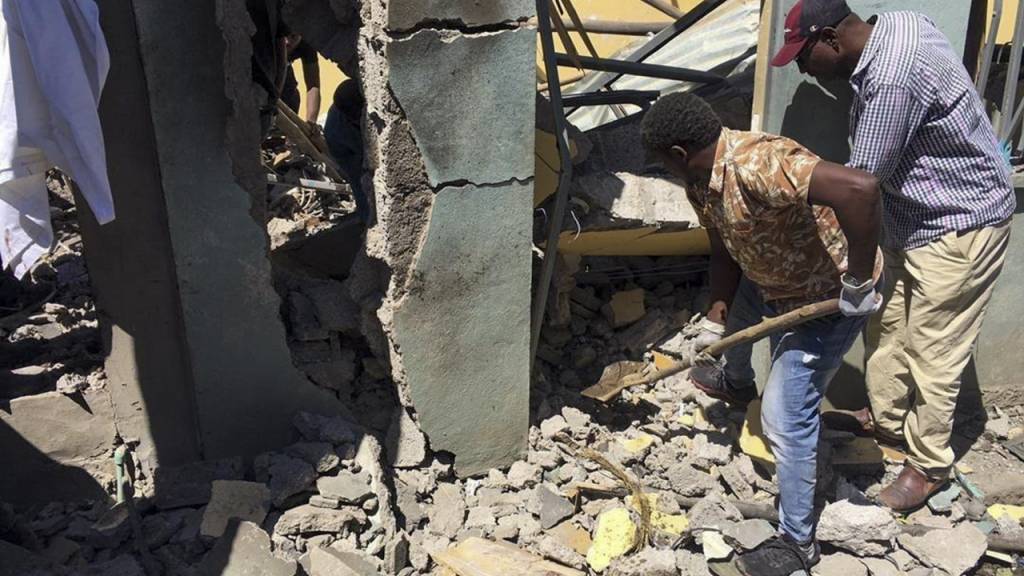 Anwohner durchsuchen die Trümmer eines zerstörten Gebäudes nach einem Luftangriff in Mekele. Foto: -/AP/dpa