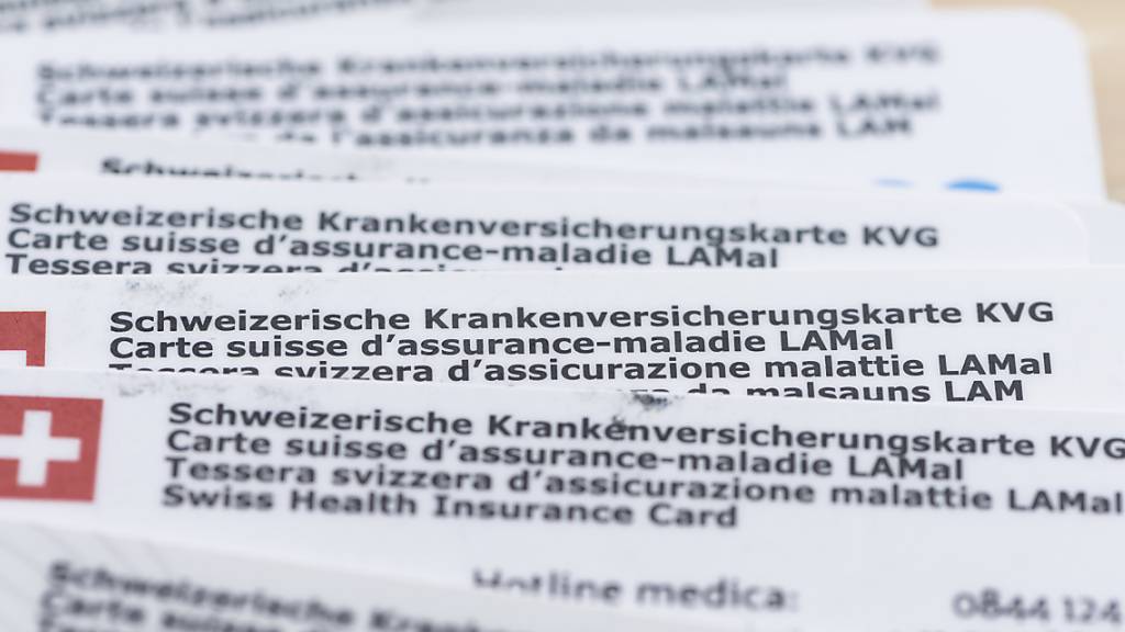 Die Krankenkassenprämien dürften 2024 erneut überdurchschnittlich steigen: Versicherungskarten diverser Versicherer. (Symbolbild)