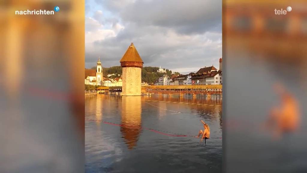 Slackliner über der Reuss