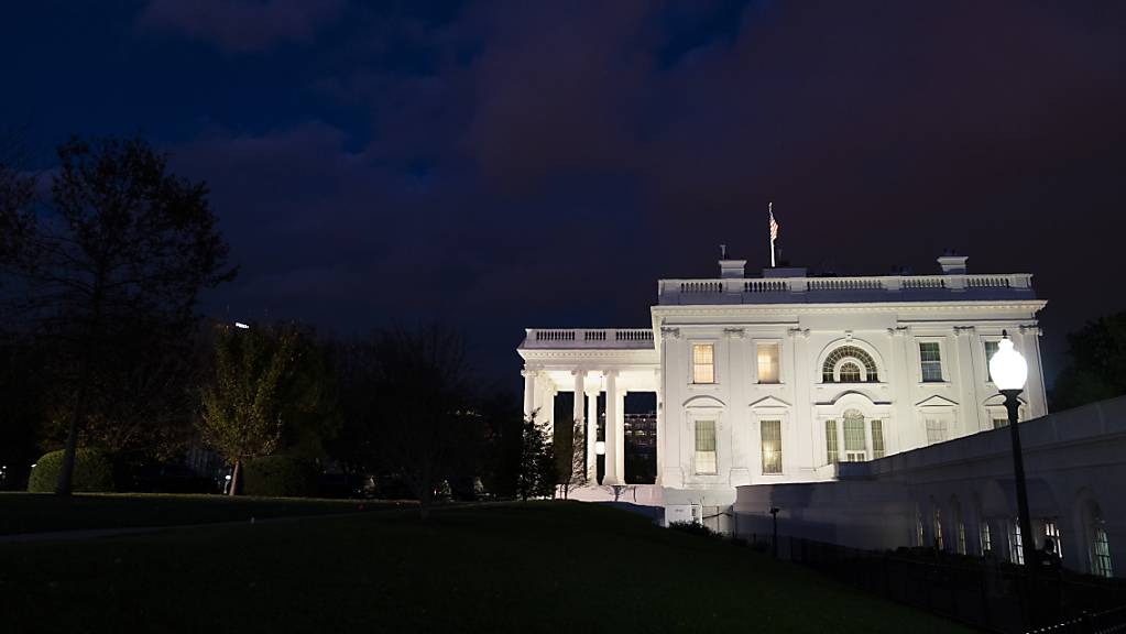 Das Weiße Haus in Washington am Abend. Foto: Evan Vucci/AP/dpa