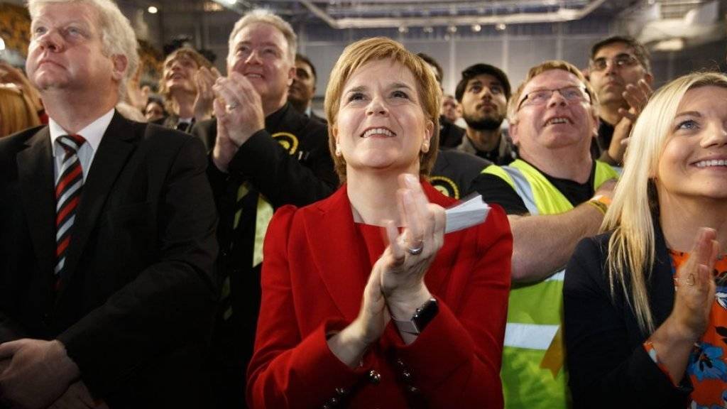 Blickt gespannt auf die Resultate der schottischen Parlamentswahl: SNP-Chefin Nicola Sturgeon (m.), hier in der Emirates Arena in Glasgow.