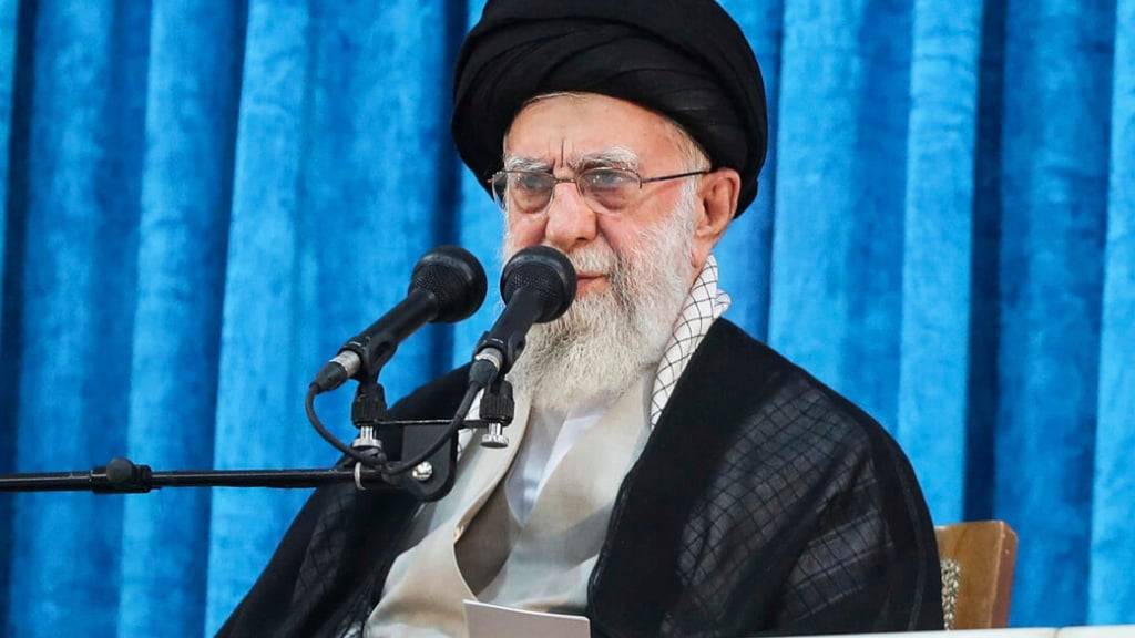 HANDOUT - Dieses von der offiziellen Website des Büros des Obersten Führers des Iran veröffentlichte Foto zeigt den obersten iranischen Führer Ajatollah Ali Chamenei. Foto: Uncredited/Office of the Iranian Supreme Leader/AP/dpa - ACHTUNG: Nur zur redaktionellen Verwendung und nur mit vollständiger Nennung des vorstehenden Credits
