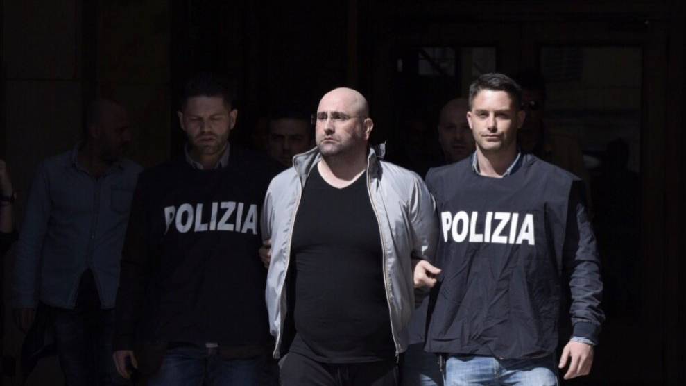 Der italienische Mafiaboss Roberto Manganiello bei der Festnahme.