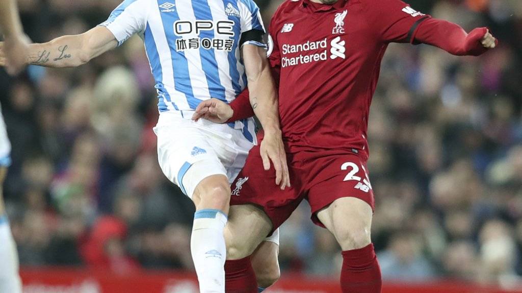 Es ist ein seltenes Bild geworden: Xherdan Shaqiri im Tenü von Liverpool und im Einsatz. Hier gegen Jonathan Hogg von Huddersfield Town.