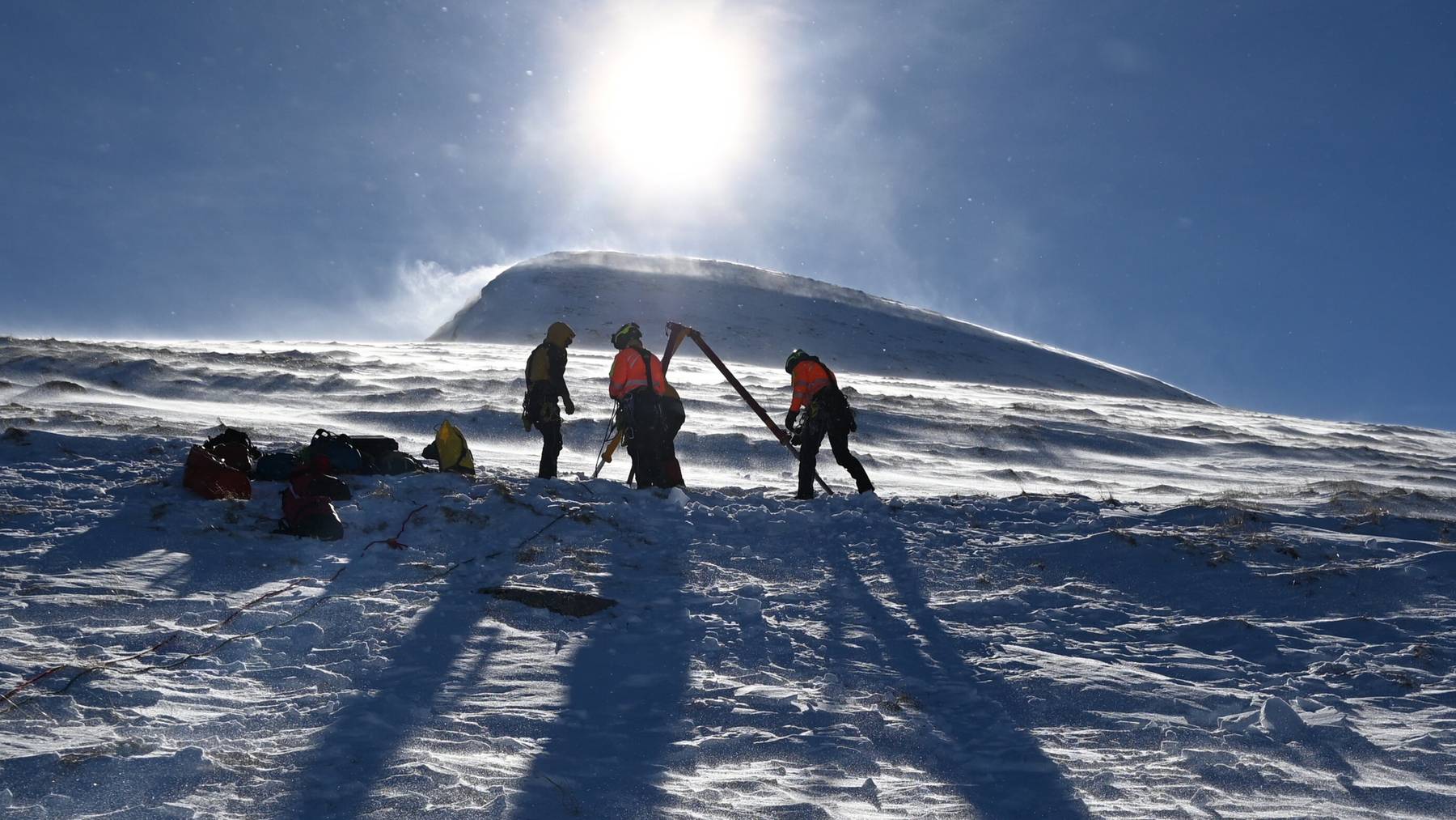 Ein 38-jähriger Mann stürzte auf einer Schneeschuh-Wanderung in ein Karstloch und starb.