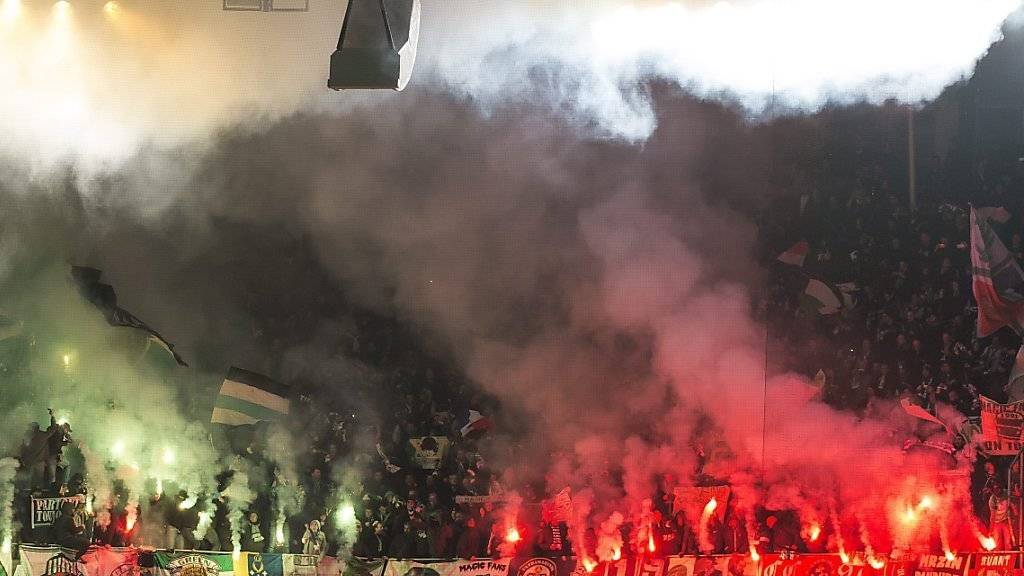 Fans des französischen Clubs St. Etienne zündeten während dem Spiel in Basel Feuerwerk ab. Vor dem Spiel kam es zu Ausschreitungen mit der Polizei.