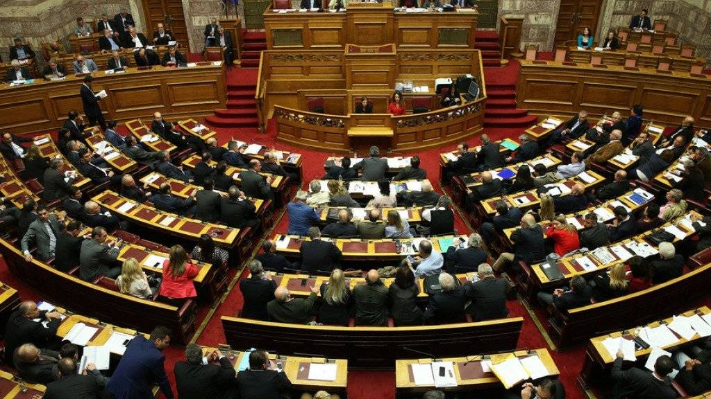Blick ins griechische Parlament am Donnerstagabend. Es billigte im Eilverfahren ein neues Sparprogramm.