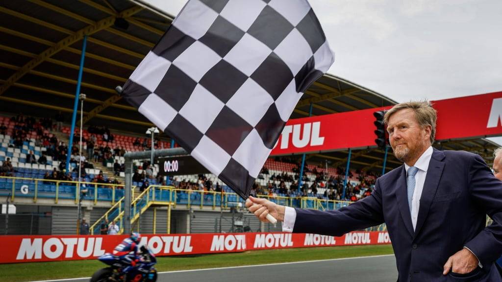 König Willem-Alexander winkt die Marquez-Brüder als erste Fahrer ab