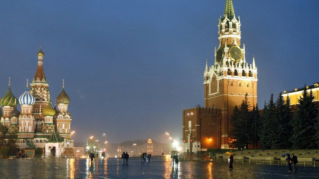 Blick auf die Basilius-Kathedrale (l.) und den Spasskaya-Turm, den Hauptturm der östlichen Mauer des Kremls, in Moskau. Sicherheitsdienste haben in der russischen Hauptstadt mehrere Terrorverdächtige festgenommen (Archiv)