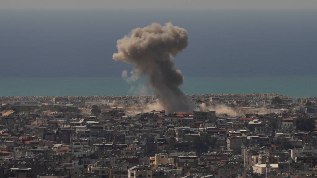 ARCHIV - Rauch steigt nach einem israelischen Luftangriff in Dahija, einem südlichen Vorort von Beirut, auf. Foto: Hassan Ammar/AP/dpa/Archivbild