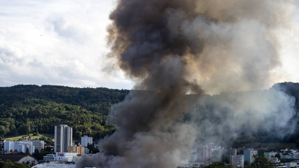 Der Brand im Industriegebiet von Spreitenbach Ende Mai 2022 verursachte eine Schadensumme von 17,4 Millionen Franken und war damit der zweitgrösste Brandschaden, den die AGV in ihrer über 200-jährigen Geschichte übernehmen musste. (Archivbild)