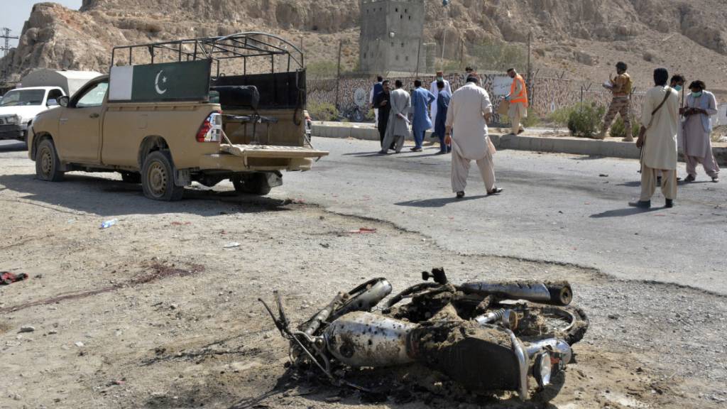 Sicherheitsbeamte untersuchen den Ort eines Selbstmordattentats an einem Kontrollpunkt am Rande von Quetta. Ein Selbstmordattentäter hatte sich in der Nähe eines Kontrollpostens des paramilitärischen Grenzkorps etwa 20 Kilometer außerhalb der Stadt Quetta in die Luft gesprengt. Foto: Arshad Butt/AP/dpa