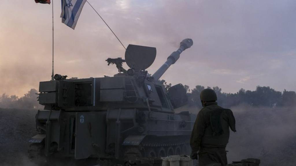 HANDOUT - Dieses vom israelischen Militär zur Verfügung gestellte Foto soll israelische Soldaten während einer Bodenoperation im Gazastreifen zeigen. Foto: ---/Israelische Verteidigungsstreitkräfte/AP/dpa - ACHTUNG: Nur zur redaktionellen Verwendung und nur mit vollständiger Nennung des vorstehenden Credits