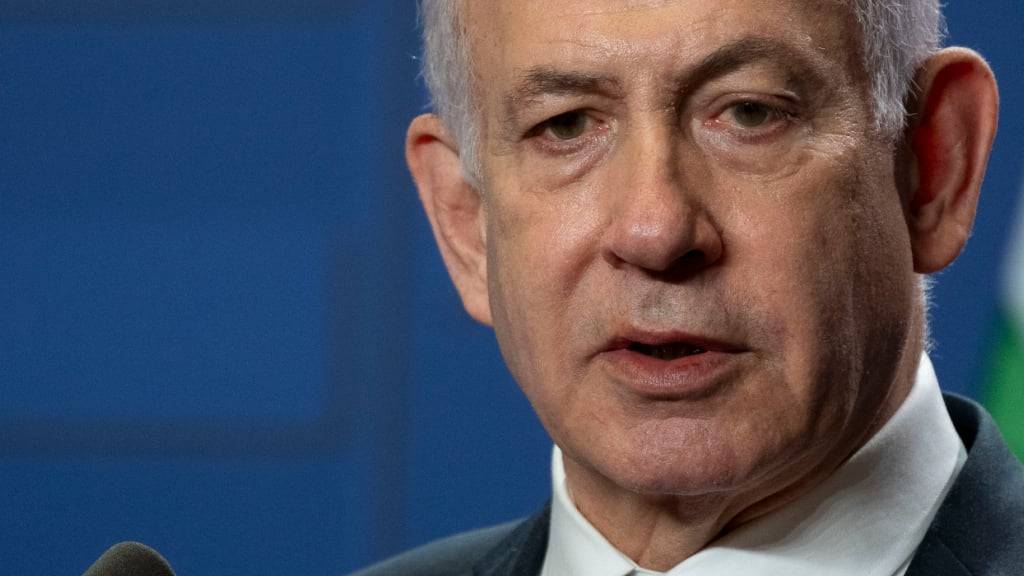 ARCHIV - Der israelische Ministerpräsident Benjamin Netanjahu spricht während einer Presseerklärung im Karmeliterkloster in der Budaer Burg. Foto: Denes Erdos/AP/dpa
