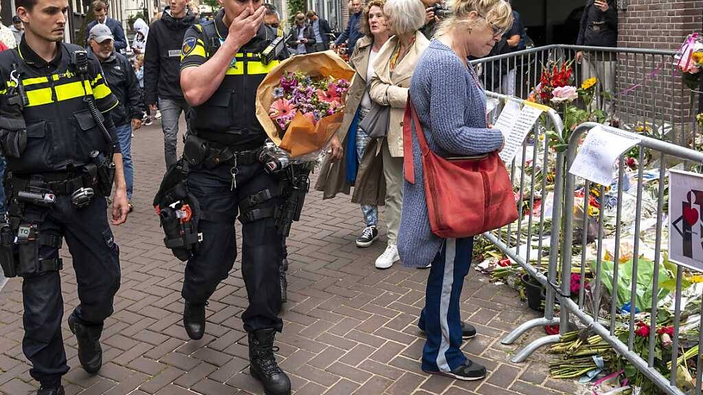 Niederländer nehmen Abschied von ermordetem Reporter de