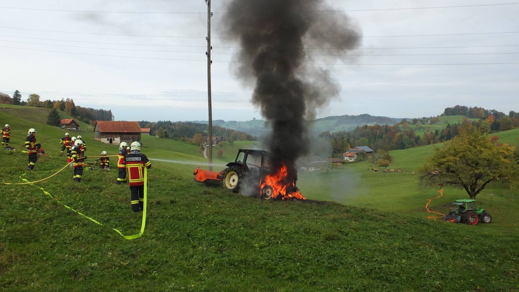 Der Traktor brannte wohl wegen einem technischen Defekt aus.